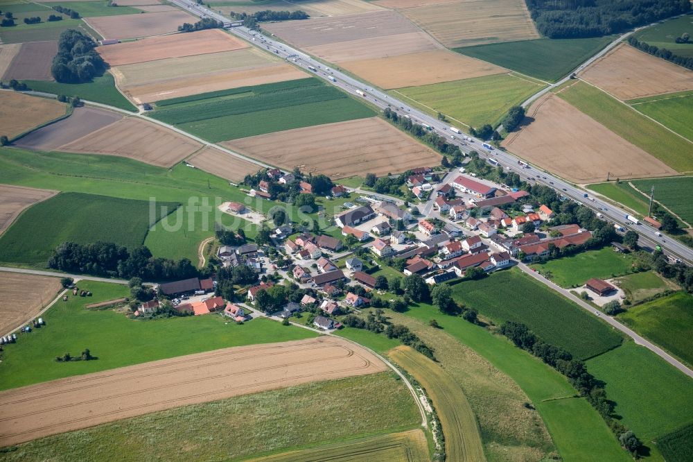 Luftaufnahme Fahrenzhausen - Ortsansicht am Rande von landwirtschaftlichen Feldern in Fahrenzhausen im Bundesland Bayern, Deutschland