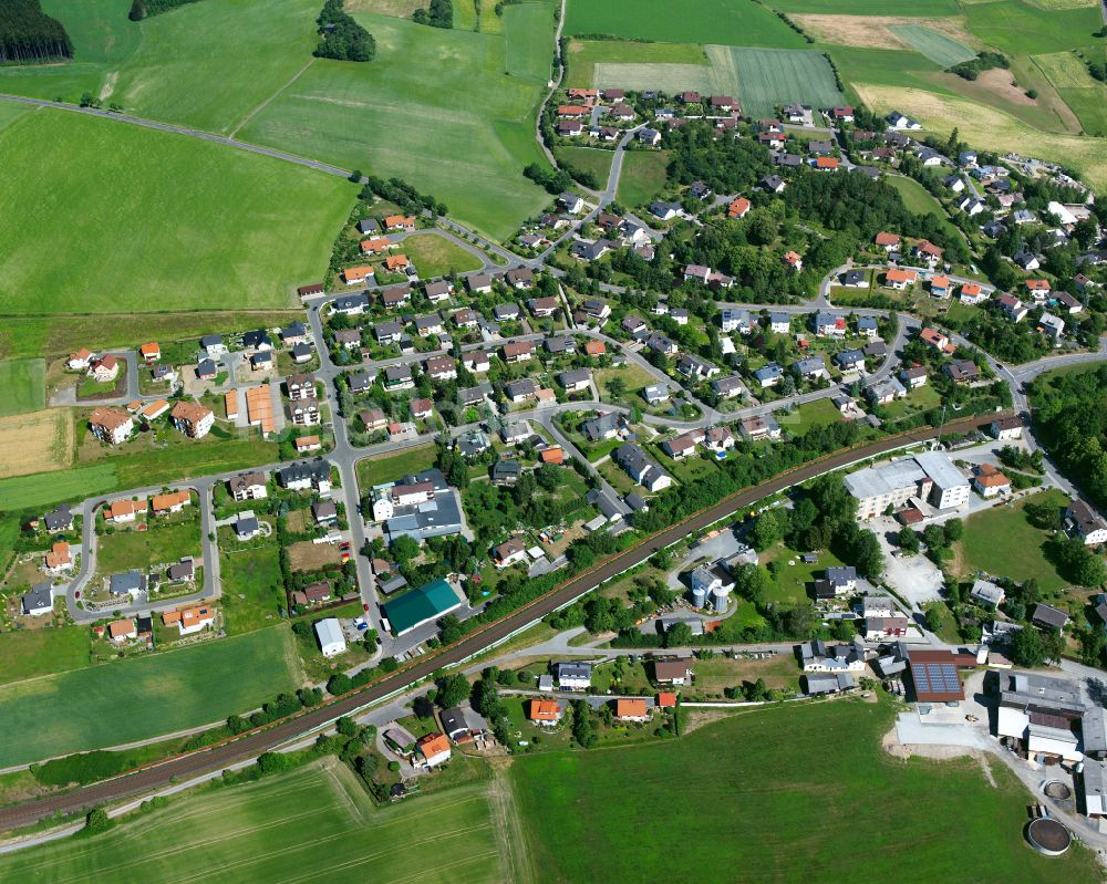 Luftbild Feilitzsch - Ortsansicht am Rande von landwirtschaftlichen Feldern in Feilitzsch im Bundesland Bayern, Deutschland