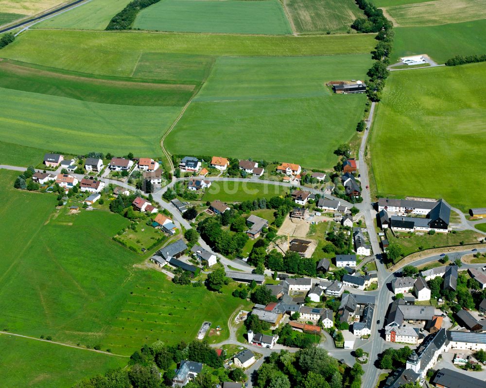 Luftaufnahme Feilitzsch - Ortsansicht am Rande von landwirtschaftlichen Feldern in Feilitzsch im Bundesland Bayern, Deutschland