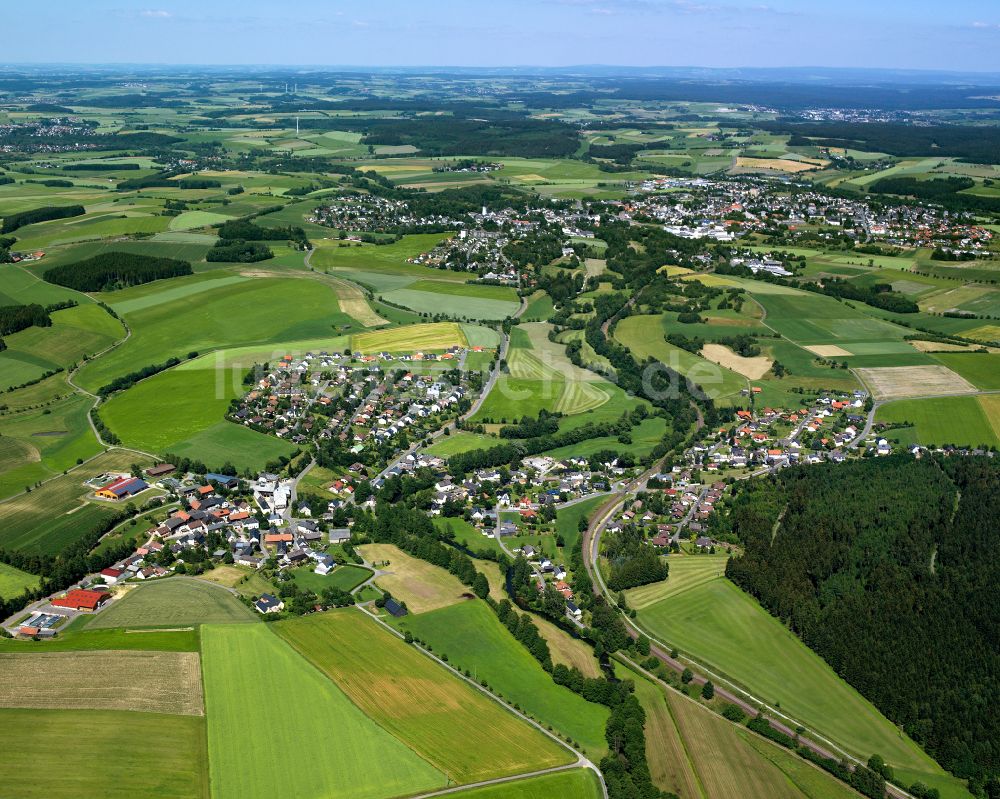 Luftaufnahme Förbau - Ortsansicht am Rande von landwirtschaftlichen Feldern in Förbau im Bundesland Bayern, Deutschland