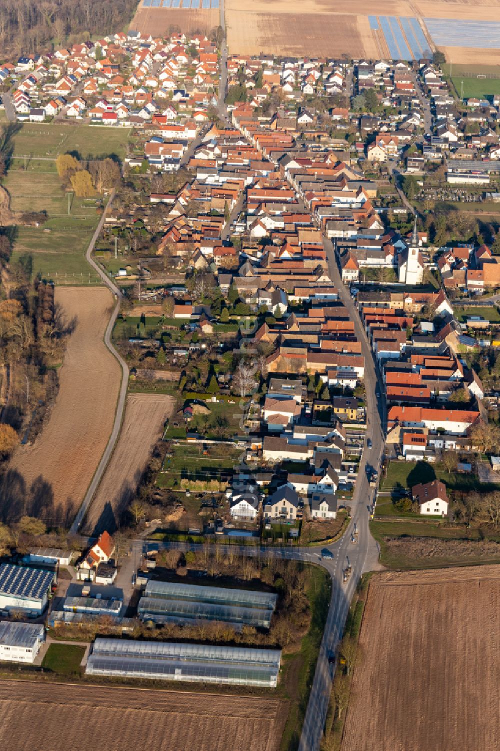 Freisbach von oben - Ortsansicht am Rande von landwirtschaftlichen Feldern in Freisbach im Bundesland Rheinland-Pfalz, Deutschland
