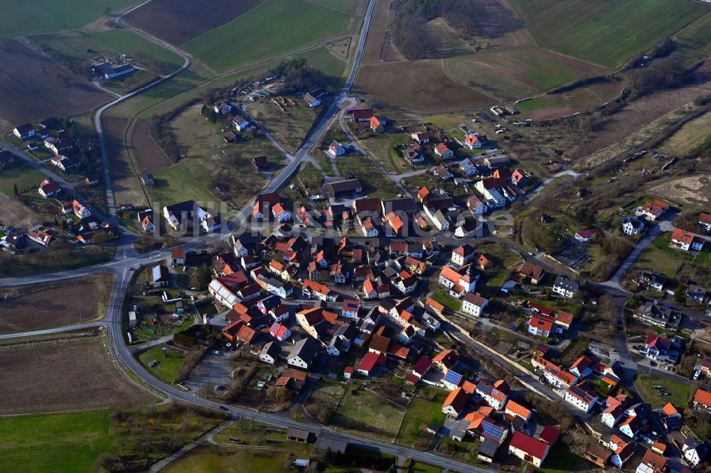 Luftaufnahme Frickenhausen - Ortsansicht am Rande von landwirtschaftlichen Feldern in Frickenhausen im Bundesland Bayern, Deutschland