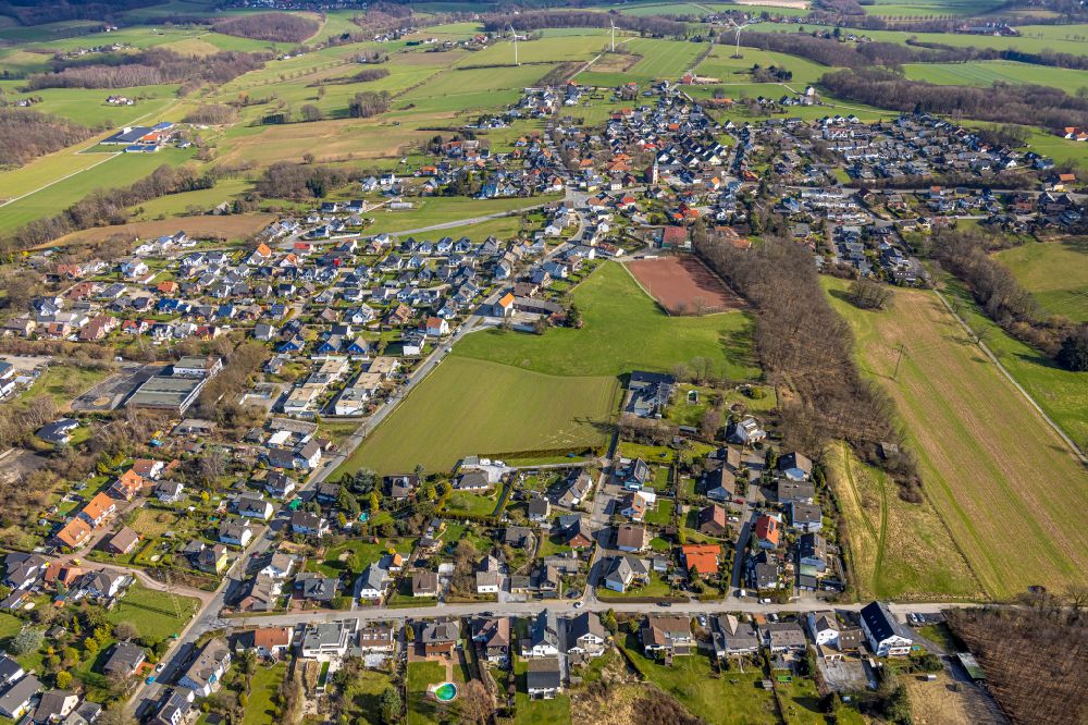 Luftaufnahme Fröndenberg/Ruhr - Ortsansicht am Rande von landwirtschaftlichen Feldern in Fröndenberg/Ruhr im Bundesland Nordrhein-Westfalen, Deutschland