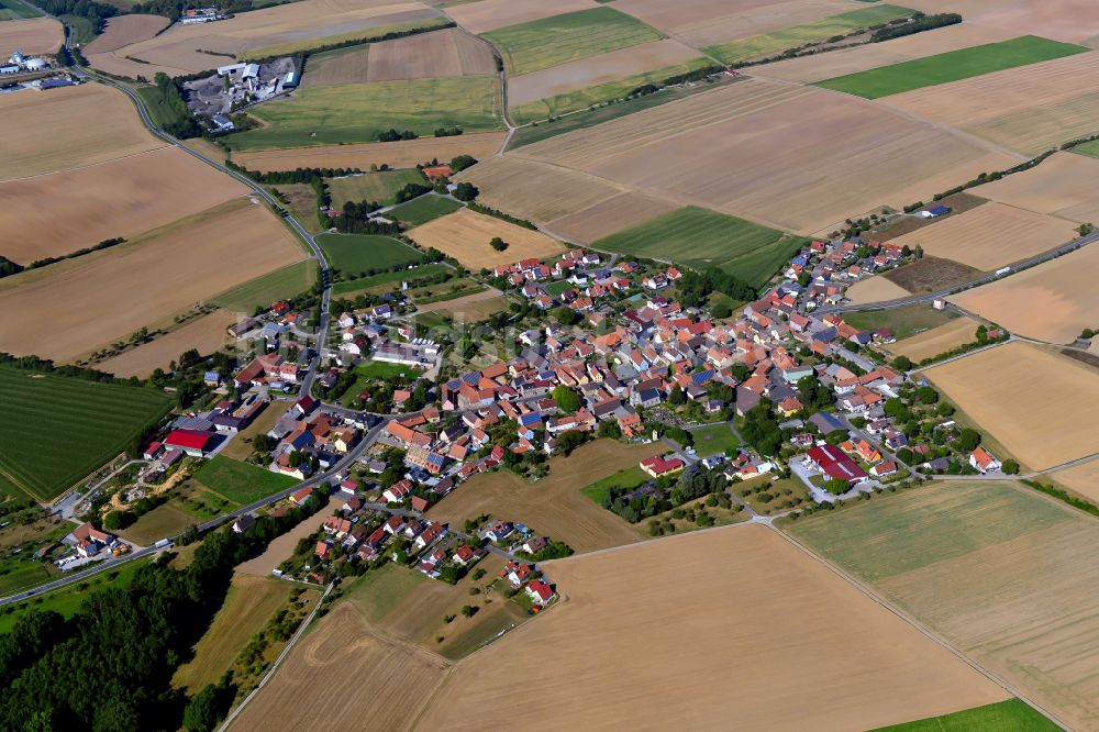 Fuchsstadt aus der Vogelperspektive: Ortsansicht am Rande von landwirtschaftlichen Feldern in Fuchsstadt im Bundesland Bayern, Deutschland