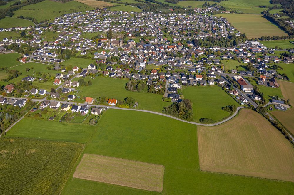Garbeck von oben - Ortsansicht am Rande von landwirtschaftlichen Feldern in Garbeck im Bundesland Nordrhein-Westfalen, Deutschland