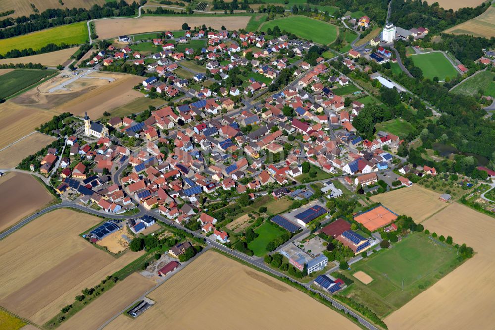 Gaukönigshofen aus der Vogelperspektive: Ortsansicht am Rande von landwirtschaftlichen Feldern in Gaukönigshofen im Bundesland Bayern, Deutschland