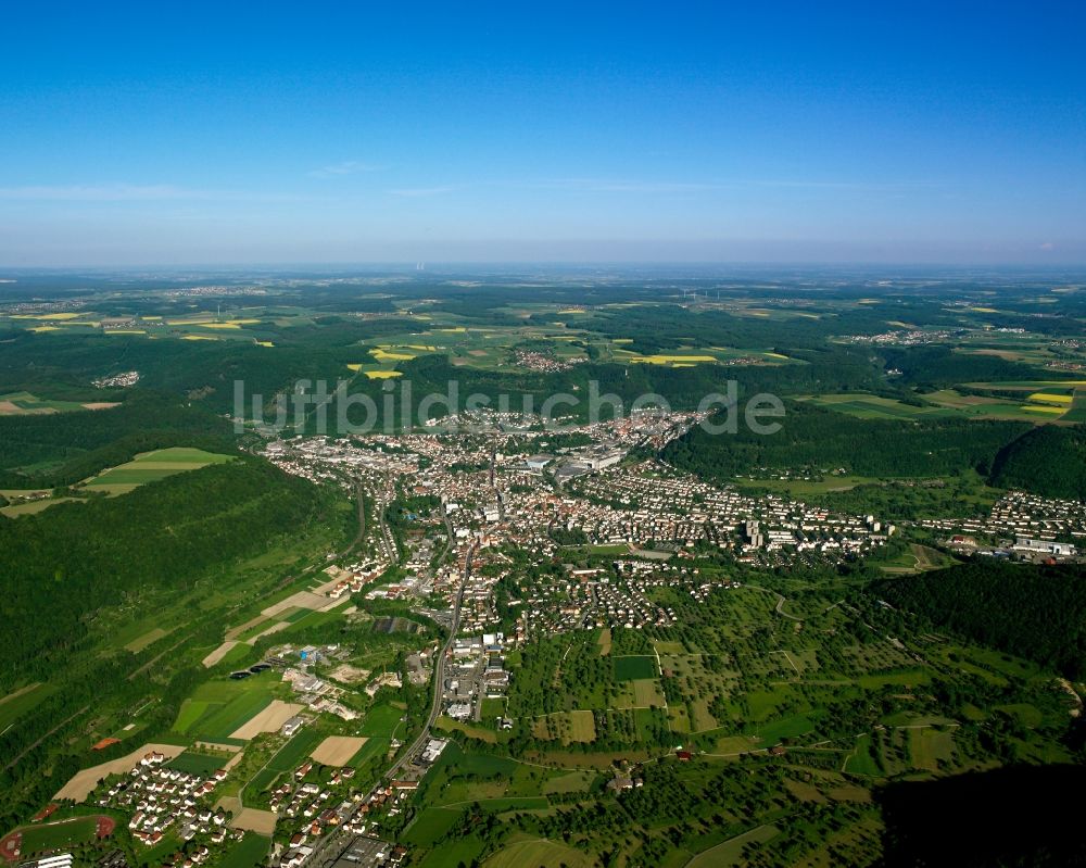 Geislingen an der Steige von oben - Ortsansicht am Rande von landwirtschaftlichen Feldern in Geislingen an der Steige im Bundesland Baden-Württemberg, Deutschland