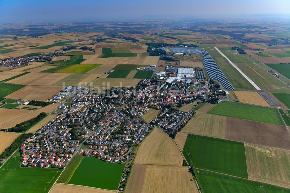 Luftbild Giebelstadt - Ortsansicht am Rande von landwirtschaftlichen Feldern in Giebelstadt im Bundesland Bayern, Deutschland