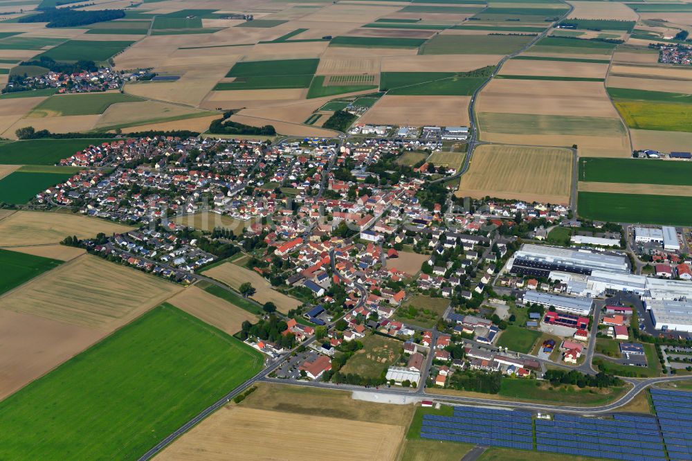 Luftaufnahme Giebelstadt - Ortsansicht am Rande von landwirtschaftlichen Feldern in Giebelstadt im Bundesland Bayern, Deutschland