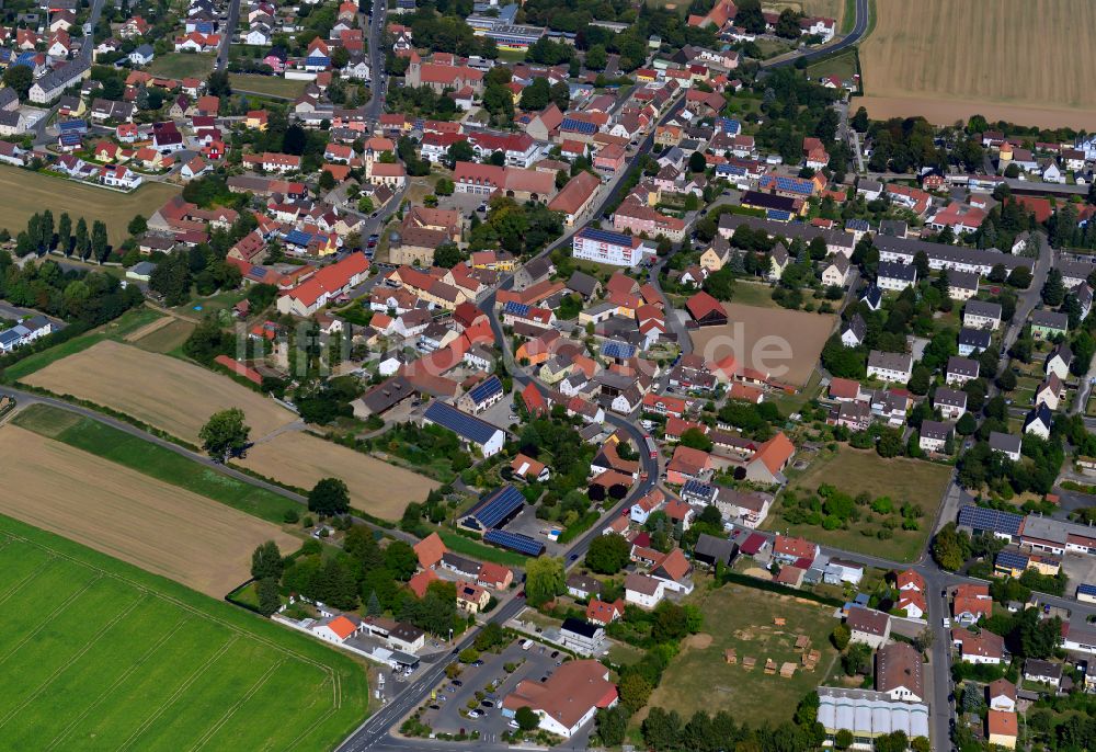 Giebelstadt von oben - Ortsansicht am Rande von landwirtschaftlichen Feldern in Giebelstadt im Bundesland Bayern, Deutschland