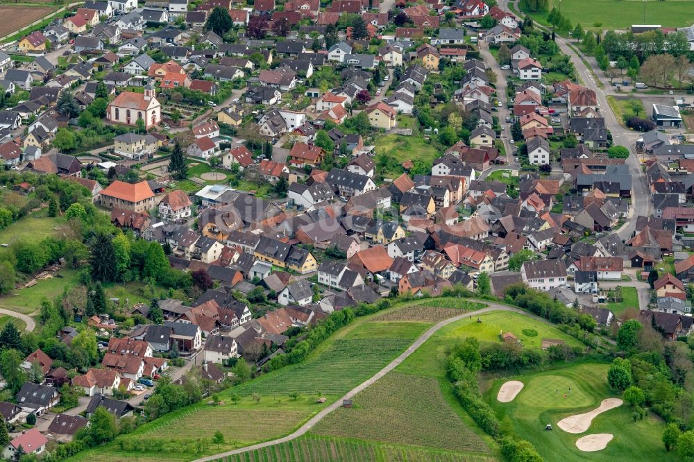 Luftaufnahme Tutschfelden - Ortsansicht am Rande von landwirtschaftlichen Feldern und Golfgelände in Tutschfelden im Bundesland Baden-Württemberg, Deutschland