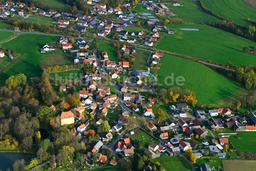 Luftbild Göppmannsbühl Am Bach - Ortsansicht am Rande von landwirtschaftlichen Feldern in Göppmannsbühl Am Bach im Bundesland Bayern, Deutschland