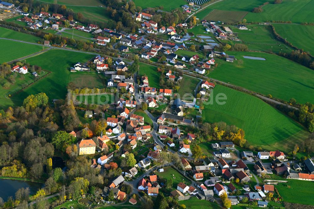 Luftaufnahme Göppmannsbühl Am Bach - Ortsansicht am Rande von landwirtschaftlichen Feldern in Göppmannsbühl Am Bach im Bundesland Bayern, Deutschland