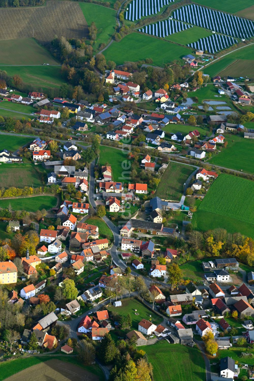 Göppmannsbühl Am Bach von oben - Ortsansicht am Rande von landwirtschaftlichen Feldern in Göppmannsbühl Am Bach im Bundesland Bayern, Deutschland
