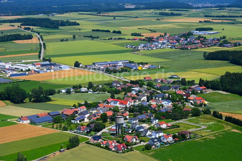 Luftaufnahme Grampersdorf - Ortsansicht am Rande von landwirtschaftlichen Feldern in Grampersdorf im Bundesland Bayern, Deutschland