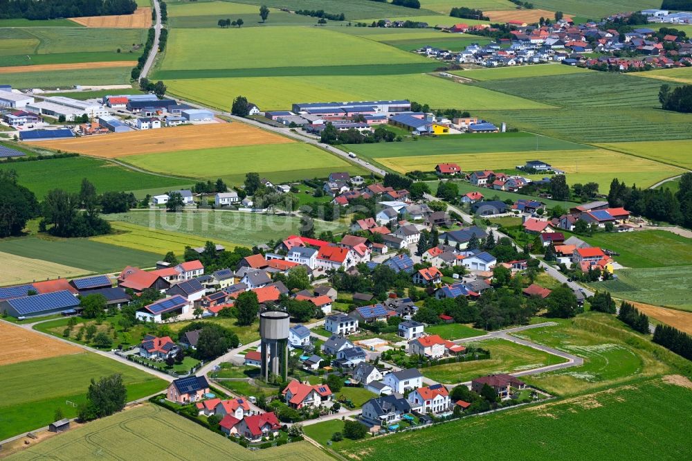 Grampersdorf von oben - Ortsansicht am Rande von landwirtschaftlichen Feldern in Grampersdorf im Bundesland Bayern, Deutschland