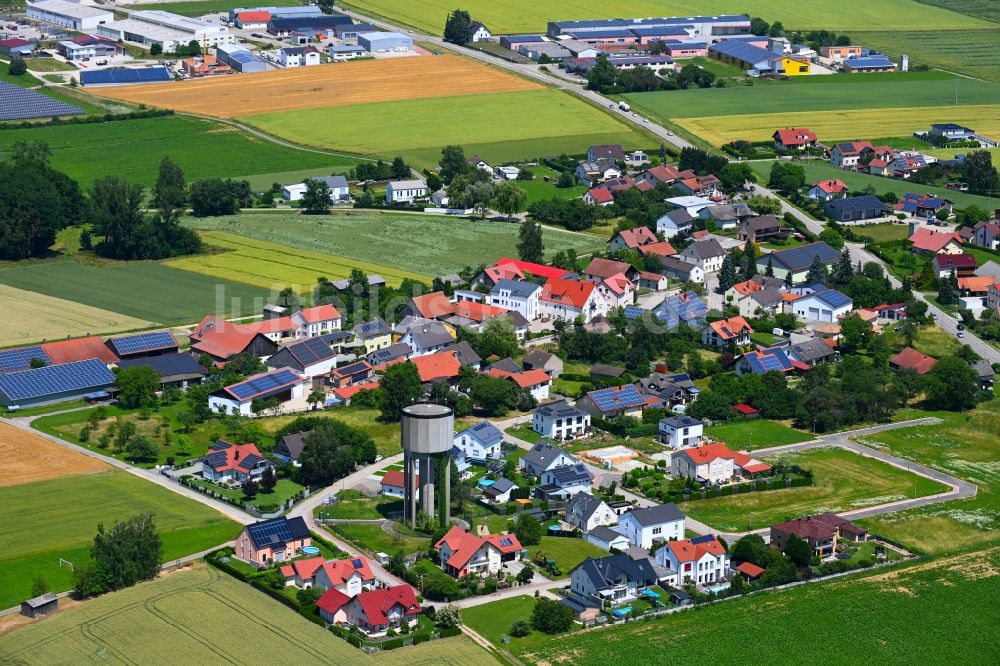 Grampersdorf aus der Vogelperspektive: Ortsansicht am Rande von landwirtschaftlichen Feldern in Grampersdorf im Bundesland Bayern, Deutschland