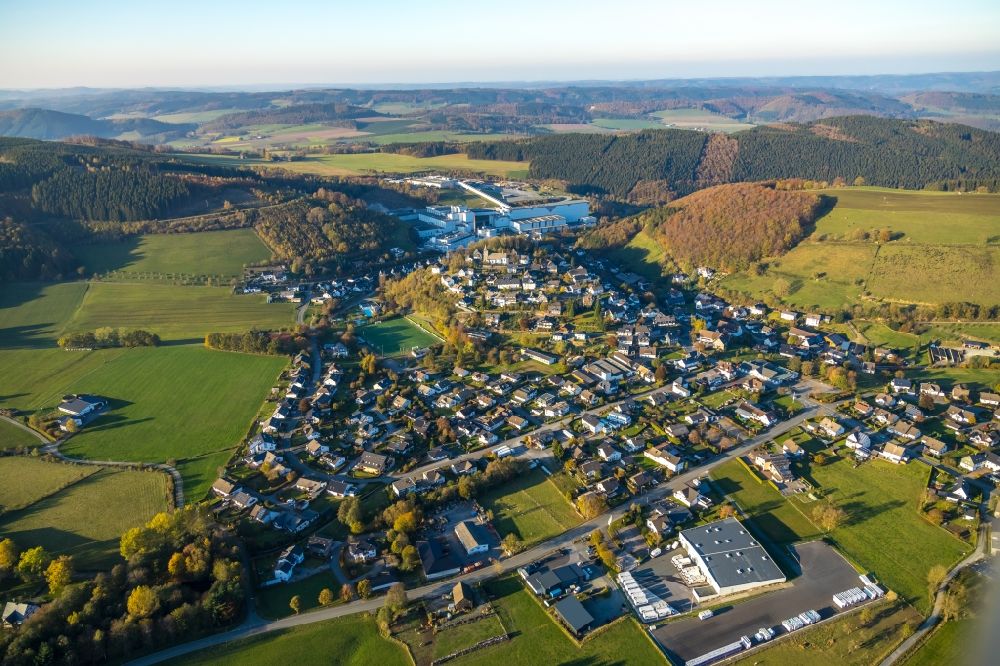 Luftaufnahme Grevenstein - Ortsansicht am Rande von landwirtschaftlichen Feldern in Grevenstein im Bundesland Nordrhein-Westfalen, Deutschland