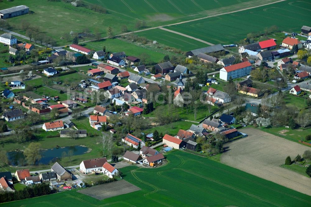 Groß Pinnow von oben - Ortsansicht am Rande von landwirtschaftlichen Feldern in Groß Pinnow im Bundesland Brandenburg, Deutschland