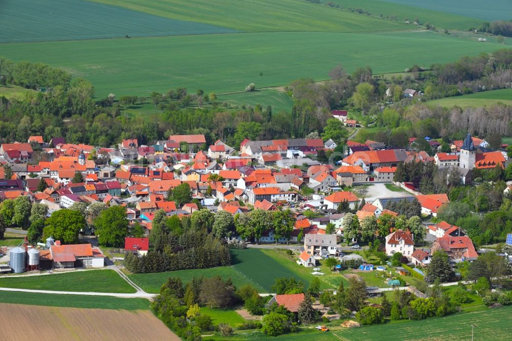 Luftbild Großenehrich - Ortsansicht am Rande von landwirtschaftlichen Feldern in Großenehrich im Bundesland Thüringen, Deutschland