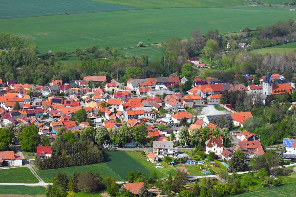 Luftaufnahme Großenehrich - Ortsansicht am Rande von landwirtschaftlichen Feldern in Großenehrich im Bundesland Thüringen, Deutschland