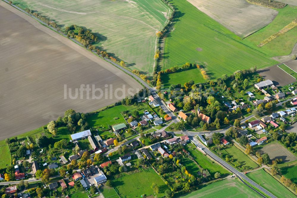 Prenzlau von oben - Ortsansicht am Rande von landwirtschaftlichen Feldern Güstow im Bundesland Brandenburg, Deutschland