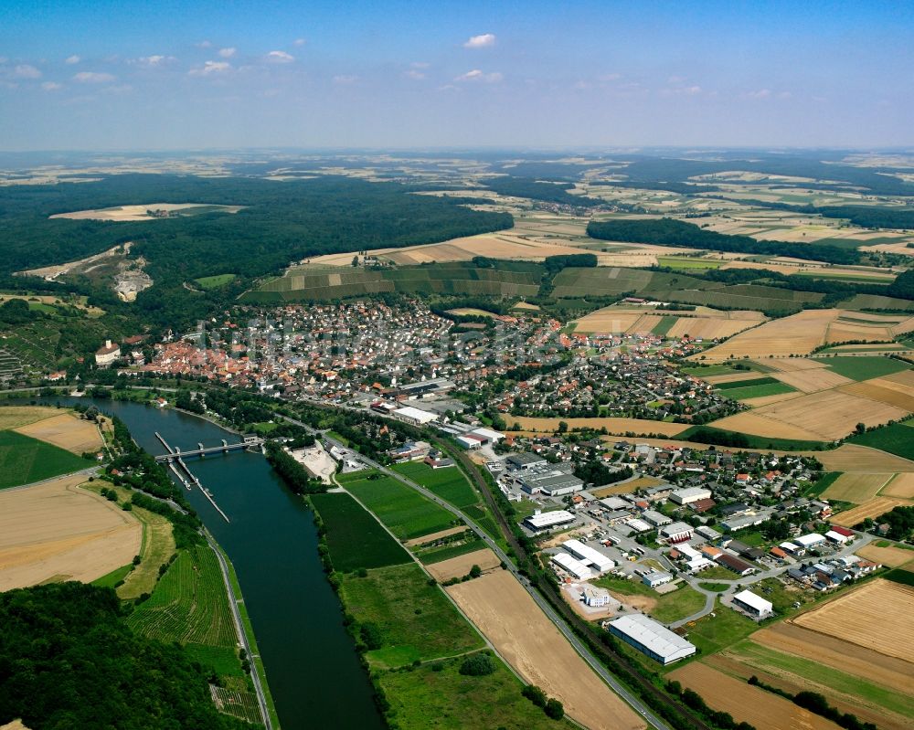 Gundelsheim aus der Vogelperspektive: Ortsansicht am Rande von landwirtschaftlichen Feldern in Gundelsheim im Bundesland Baden-Württemberg, Deutschland