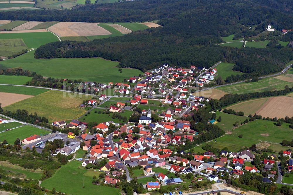 Gunzendorf von oben - Ortsansicht am Rande von landwirtschaftlichen Feldern in Gunzendorf im Bundesland Bayern, Deutschland