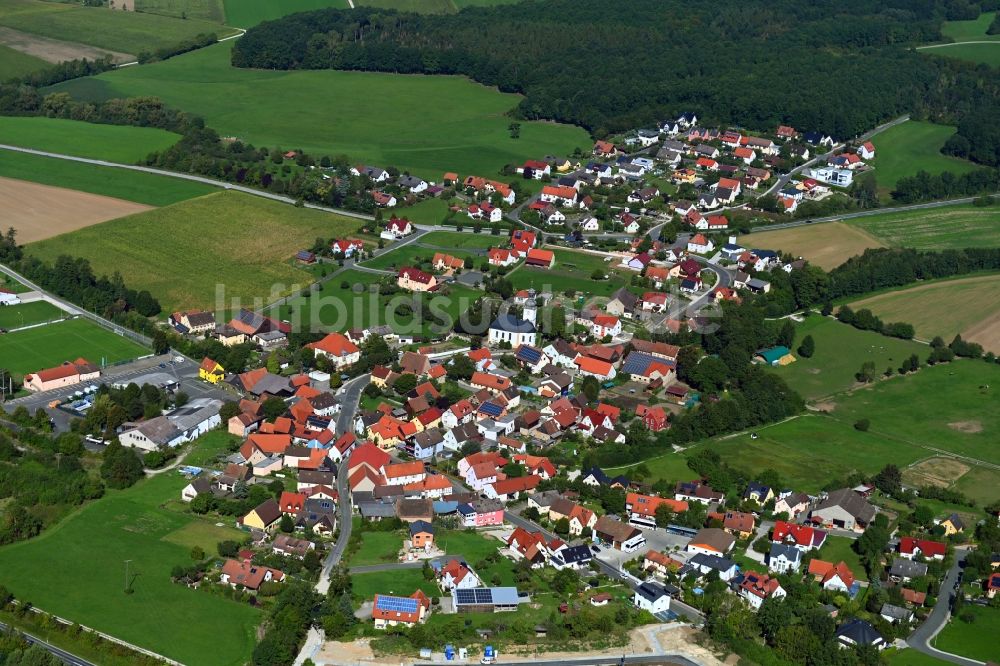 Gunzendorf aus der Vogelperspektive: Ortsansicht am Rande von landwirtschaftlichen Feldern in Gunzendorf im Bundesland Bayern, Deutschland