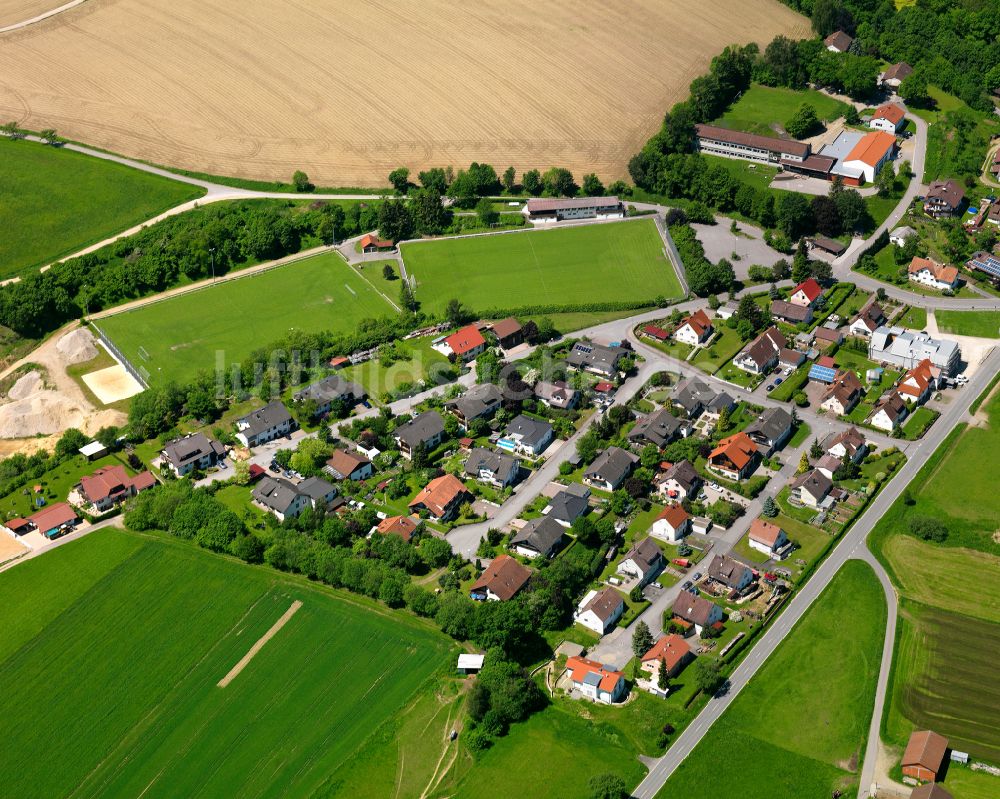 Luftaufnahme Gutenzell - Ortsansicht am Rande von landwirtschaftlichen Feldern in Gutenzell im Bundesland Baden-Württemberg, Deutschland