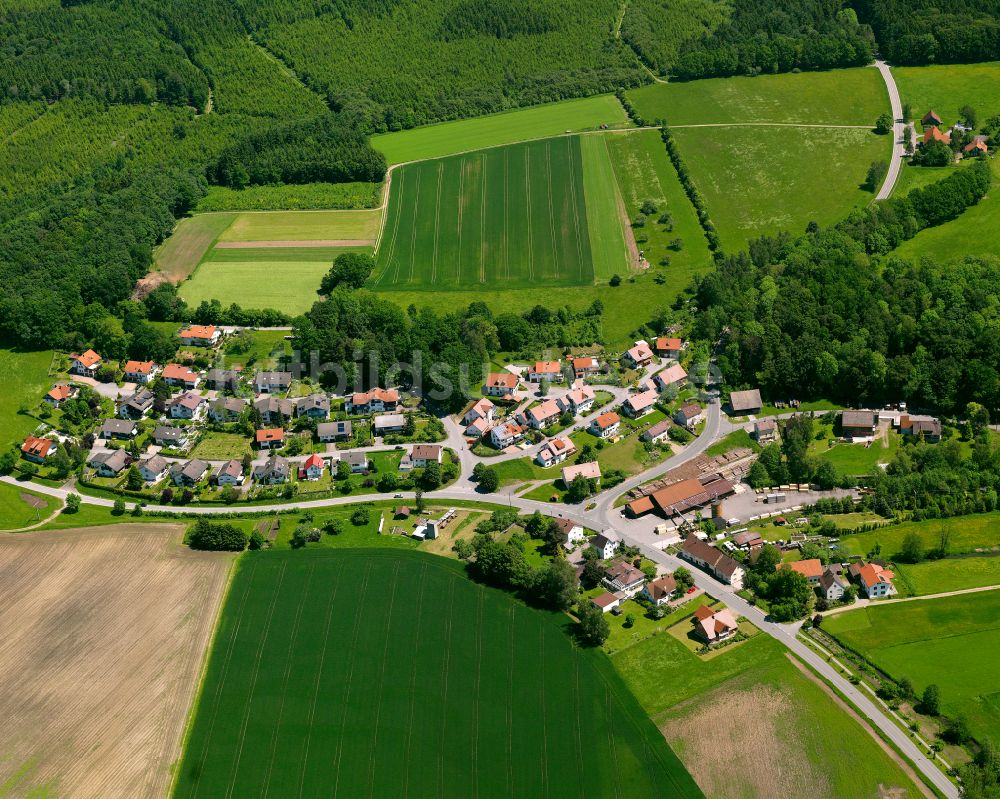 Gutenzell von oben - Ortsansicht am Rande von landwirtschaftlichen Feldern in Gutenzell im Bundesland Baden-Württemberg, Deutschland