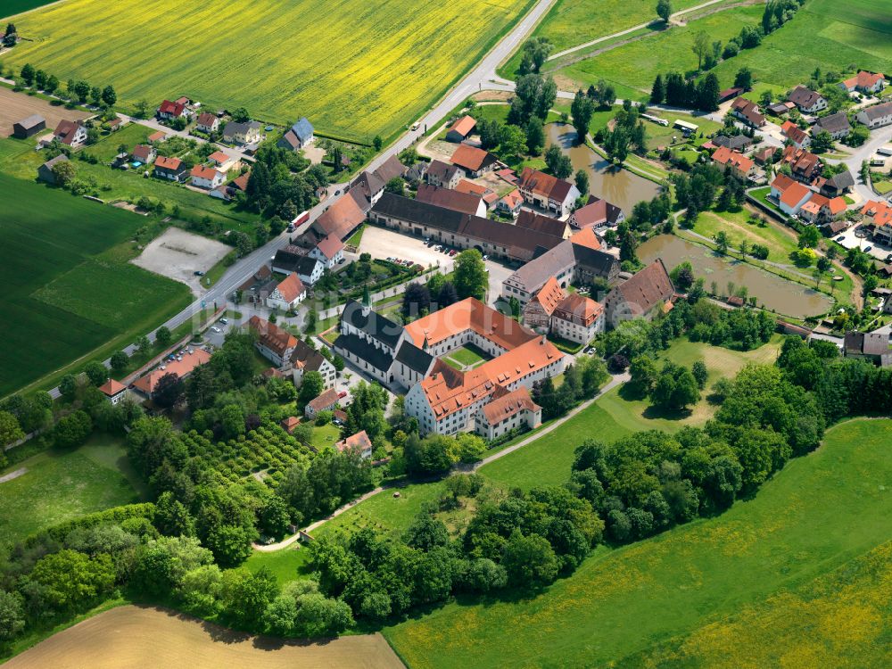 Luftaufnahme Gutenzell - Ortsansicht am Rande von landwirtschaftlichen Feldern in Gutenzell im Bundesland Baden-Württemberg, Deutschland