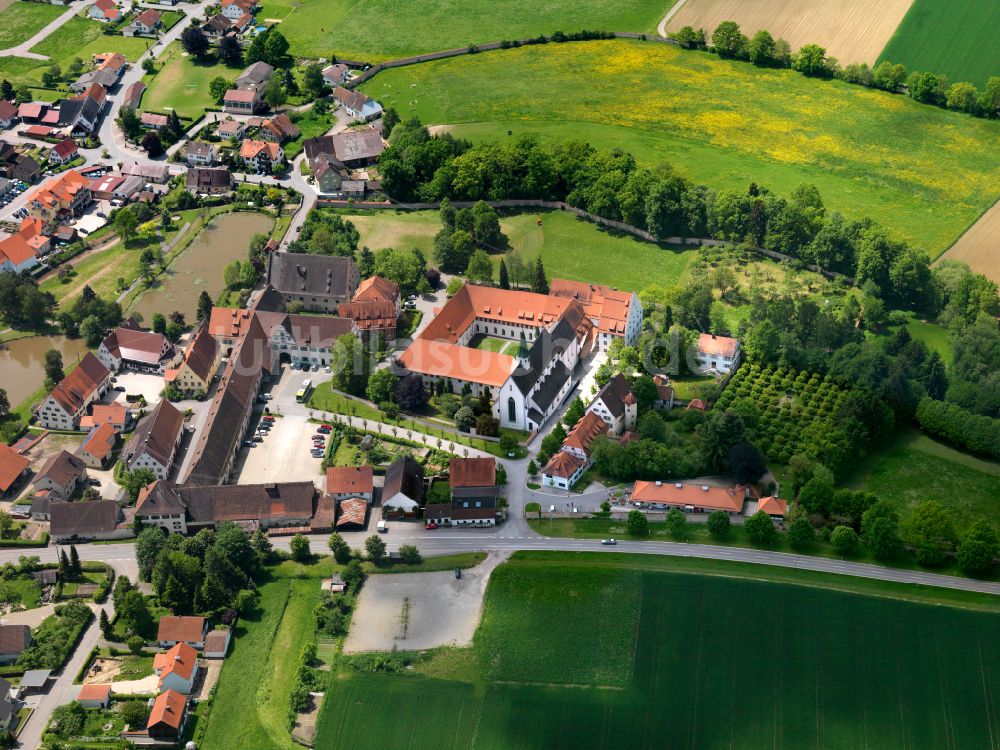 Gutenzell von oben - Ortsansicht am Rande von landwirtschaftlichen Feldern in Gutenzell im Bundesland Baden-Württemberg, Deutschland