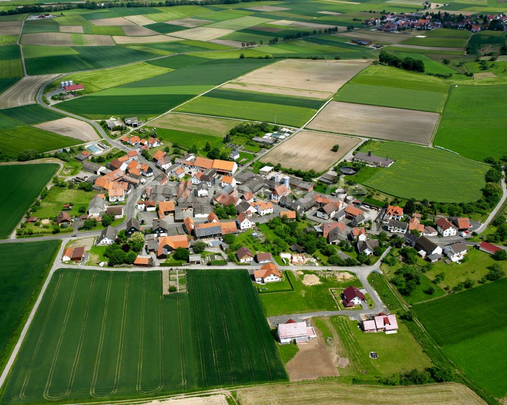 Luftbild Haarhausen - Ortsansicht am Rande von landwirtschaftlichen Feldern in Haarhausen im Bundesland Hessen, Deutschland