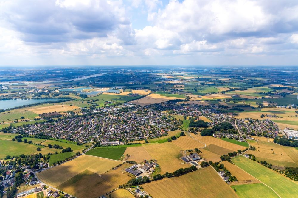 Luftaufnahme Haldern - Ortsansicht am Rande von landwirtschaftlichen Feldern in Haldern im Bundesland Nordrhein-Westfalen, Deutschland