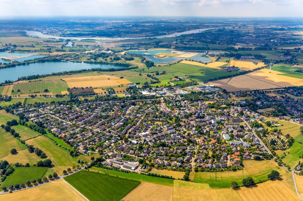 Haldern von oben - Ortsansicht am Rande von landwirtschaftlichen Feldern in Haldern im Bundesland Nordrhein-Westfalen, Deutschland