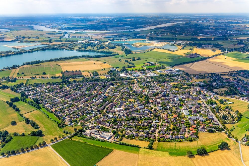 Haldern aus der Vogelperspektive: Ortsansicht am Rande von landwirtschaftlichen Feldern in Haldern im Bundesland Nordrhein-Westfalen, Deutschland