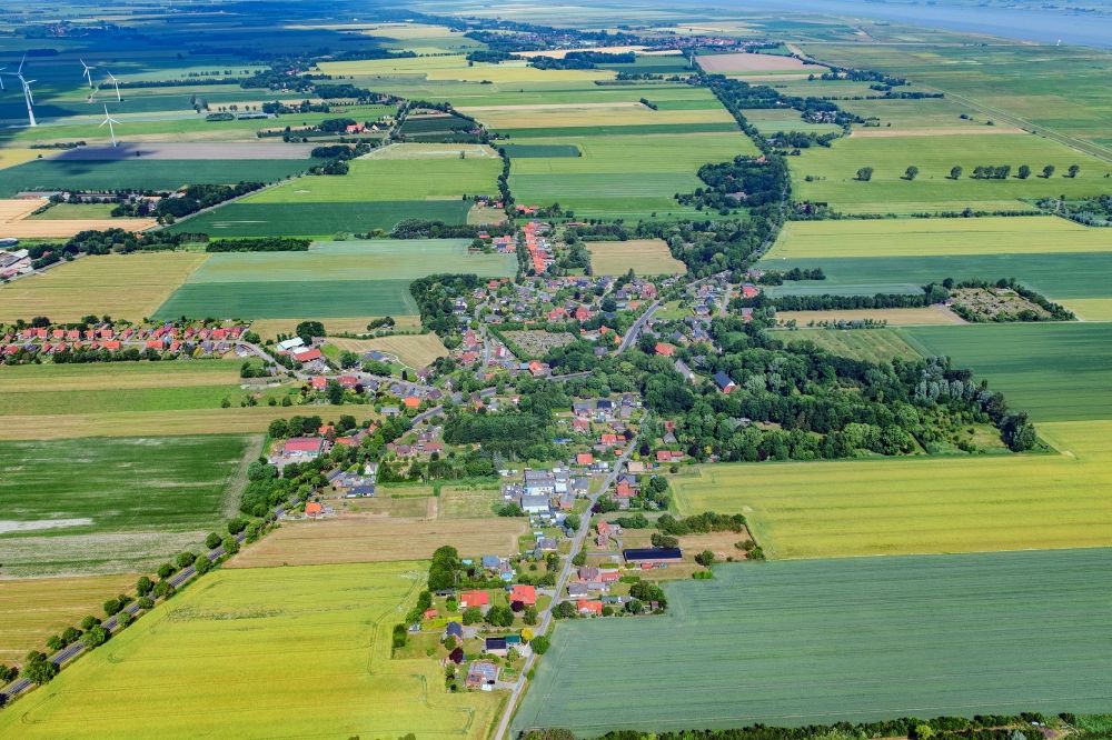 Hamelwörden aus der Vogelperspektive: Ortsansicht am Rande von landwirtschaftlichen Feldern in Hamelwörden im Bundesland Niedersachsen, Deutschland