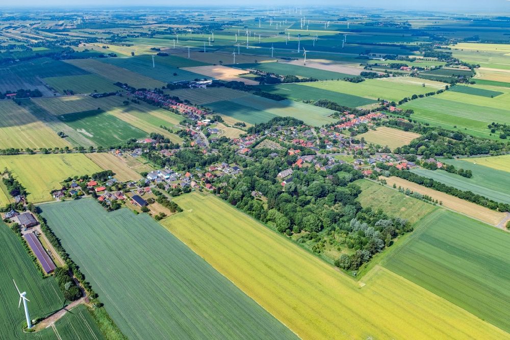 Luftaufnahme Hamelwörden - Ortsansicht am Rande von landwirtschaftlichen Feldern in Hamelwörden im Bundesland Niedersachsen, Deutschland