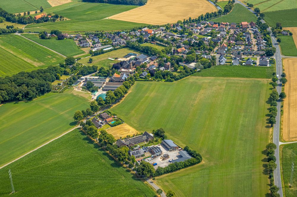 Luftbild Hamminkeln - Ortsansicht am Rande von landwirtschaftlichen Feldern in Hamminkeln im Bundesland Nordrhein-Westfalen, Deutschland