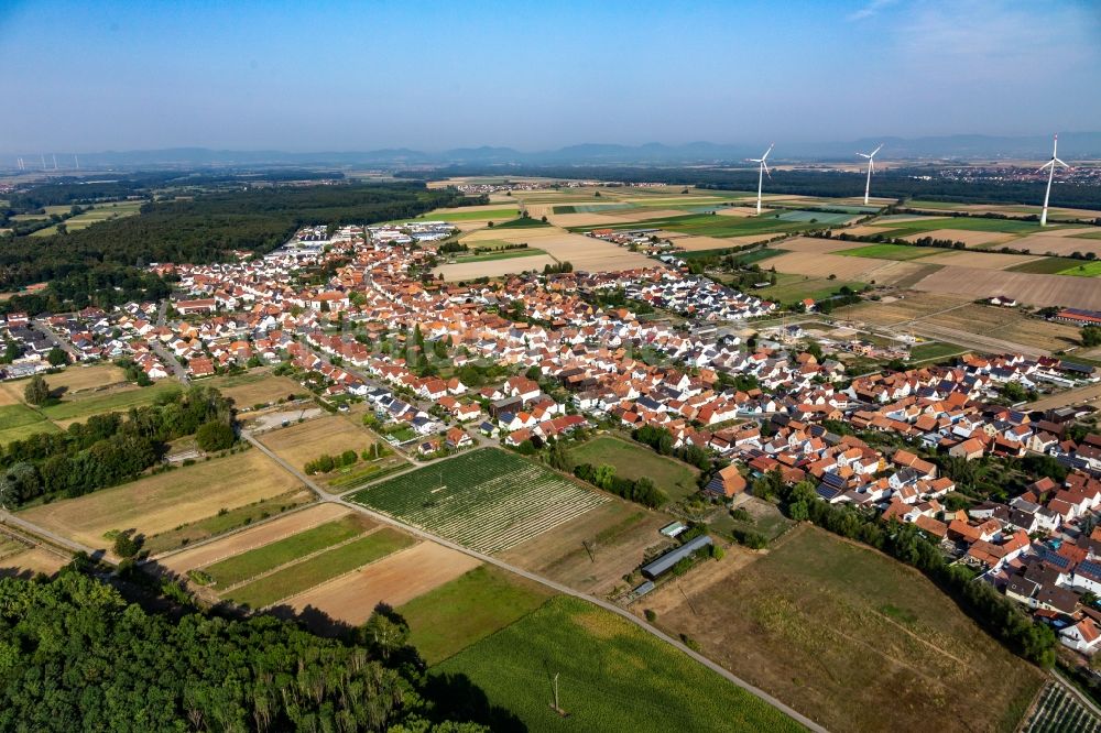 Luftbild Hatzenbühl - Ortsansicht am Rande von landwirtschaftlichen Feldern in Hatzenbühl im Bundesland Rheinland-Pfalz, Deutschland