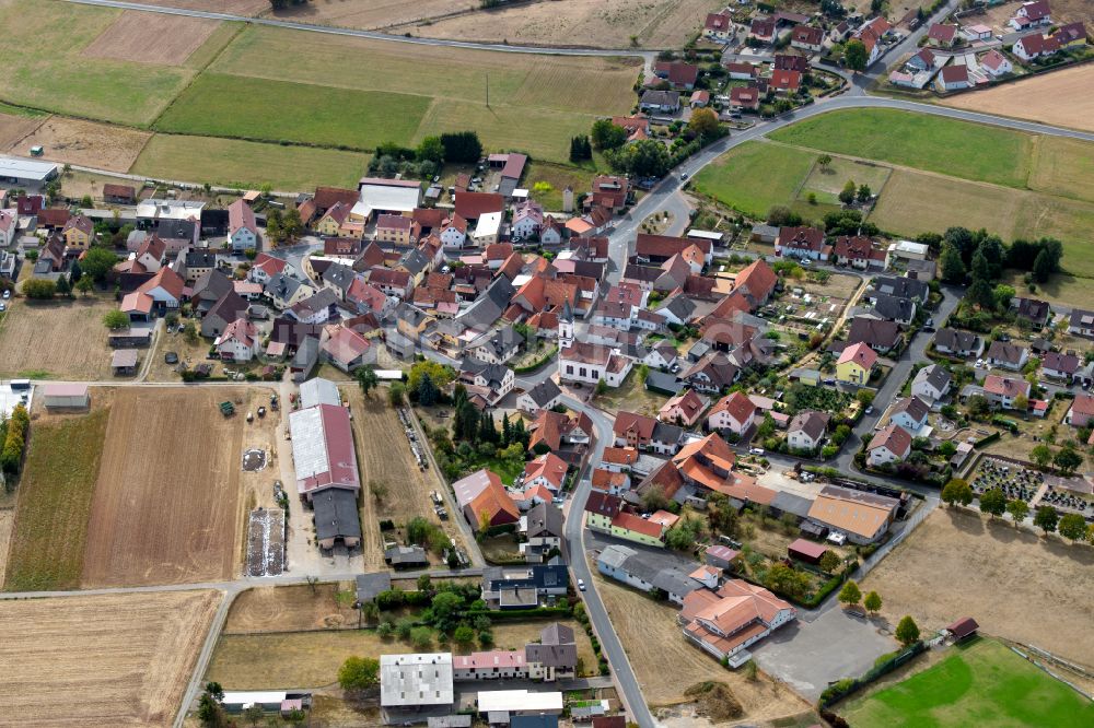Hausen von oben - Ortsansicht am Rande von landwirtschaftlichen Feldern in Hausen im Bundesland Bayern, Deutschland