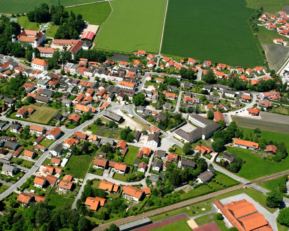 Luftaufnahme Heiligenstatt - Ortsansicht am Rande von landwirtschaftlichen Feldern in Heiligenstatt im Bundesland Bayern, Deutschland