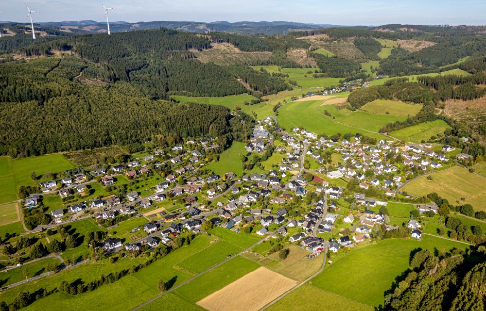 Luftbild Helberhausen - Ortsansicht am Rande von landwirtschaftlichen Feldern in Helberhausen im Bundesland Nordrhein-Westfalen, Deutschland