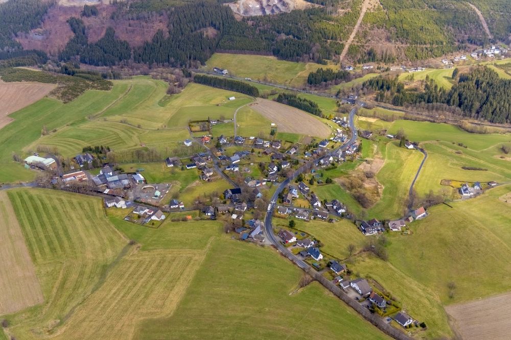 Luftaufnahme Hemschlar - Ortsansicht am Rande von landwirtschaftlichen Feldern in Hemschlar im Bundesland Nordrhein-Westfalen, Deutschland