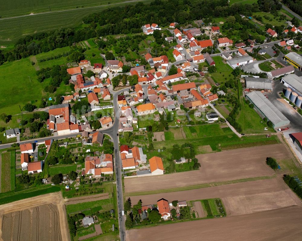 Luftbild Henningsleben - Ortsansicht am Rande von landwirtschaftlichen Feldern in Henningsleben im Bundesland Thüringen, Deutschland
