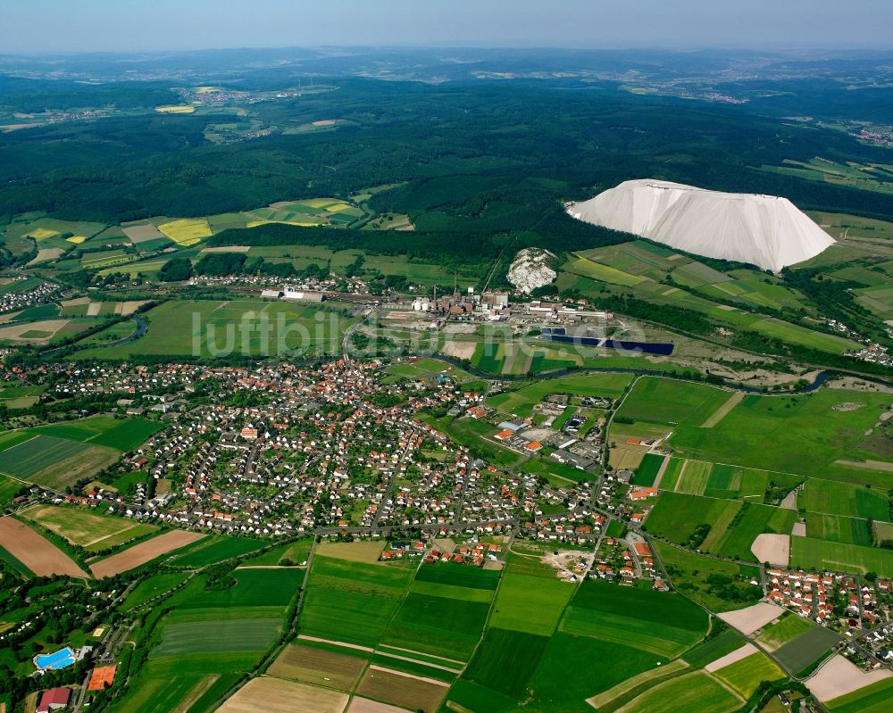 Luftaufnahme Heringen (Werra) - Ortsansicht am Rande von landwirtschaftlichen Feldern in Heringen (Werra) im Bundesland Hessen, Deutschland