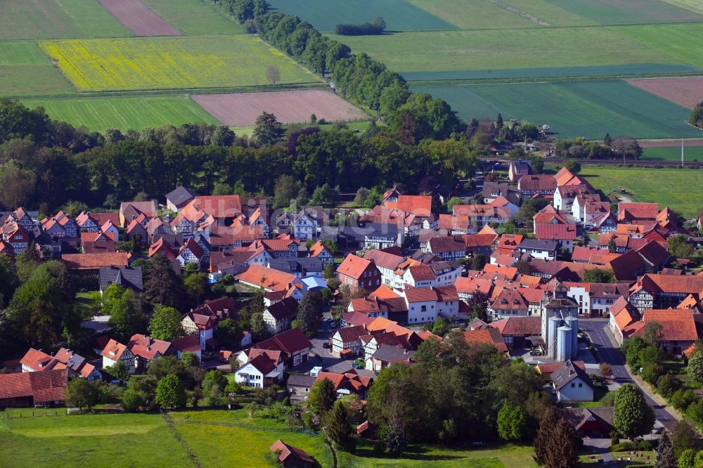 Luftaufnahme Herleshausen - Ortsansicht am Rande von landwirtschaftlichen Feldern in Herleshausen im Bundesland Hessen, Deutschland
