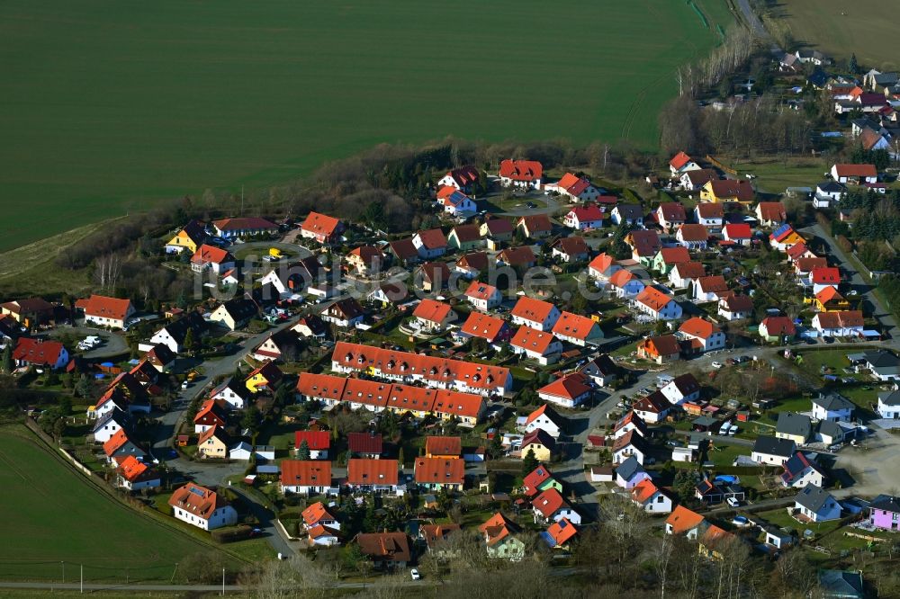 Luftaufnahme Hermsdorf - Ortsansicht am Rande von landwirtschaftlichen Feldern in Hermsdorf im Bundesland Thüringen, Deutschland
