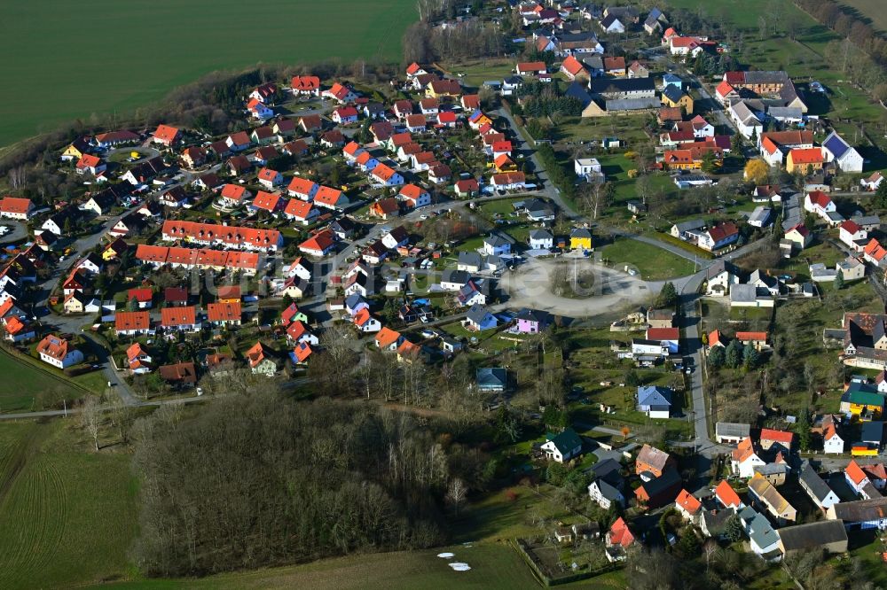 Hermsdorf von oben - Ortsansicht am Rande von landwirtschaftlichen Feldern in Hermsdorf im Bundesland Thüringen, Deutschland